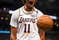 包含风云突变洛杉矶湖人清晨状态回暖；CBA季后赛版图或变；气氛紧张；纪律约束更严格的词条