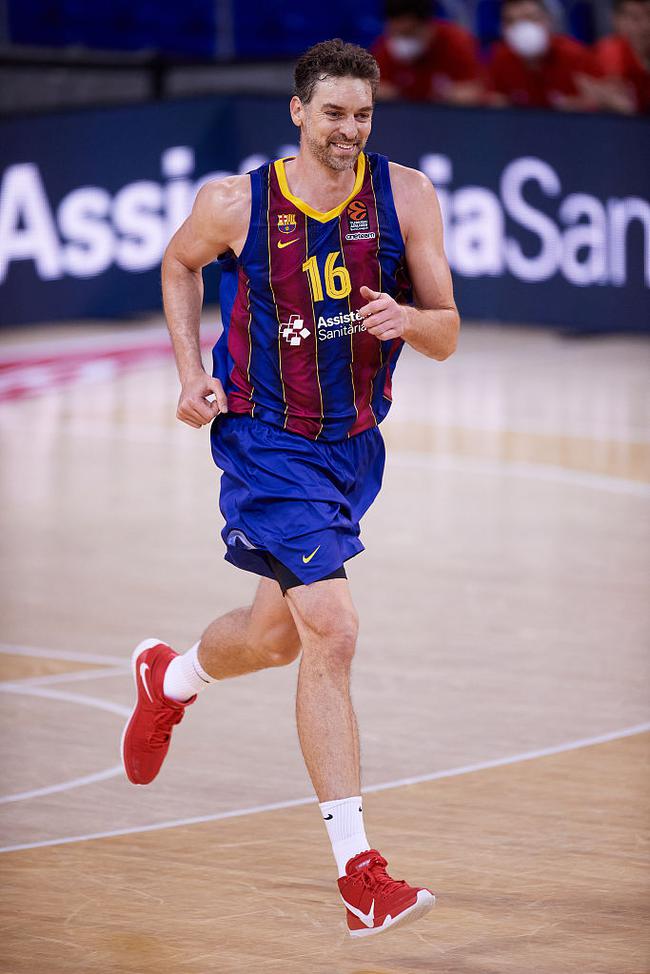 关于NBA季后赛赛程吃紧，巴塞罗那转会期外线爆发，引发热议，更衣室氛围转暖的信息